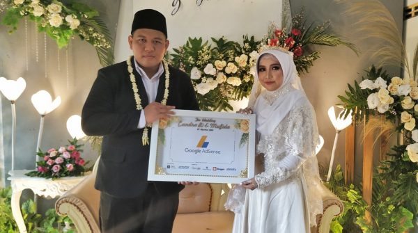 Google adsense adalah mahar pernikahan pasangan ini